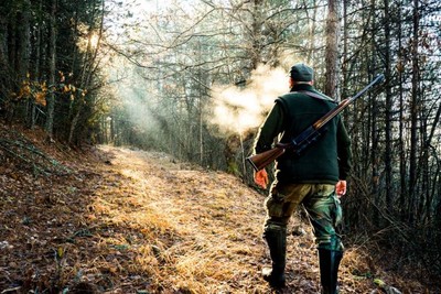 hunter-with-rifle-walking-in-the-forest-768x512_400