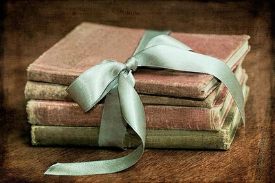 vintage-books-tied-with-mint-ribbon-tracie-kaska_400